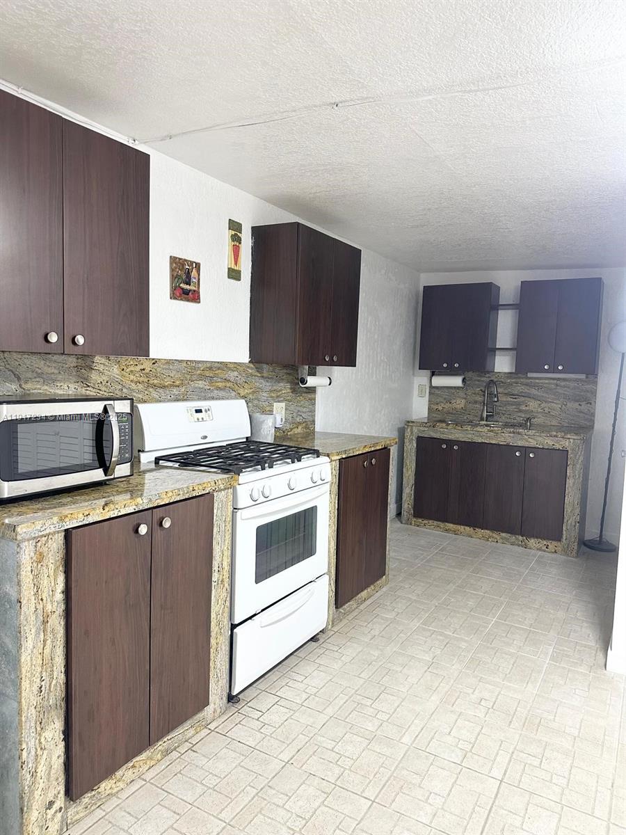 WEST PALM GARDENS 2ND ADD - Residential Lease