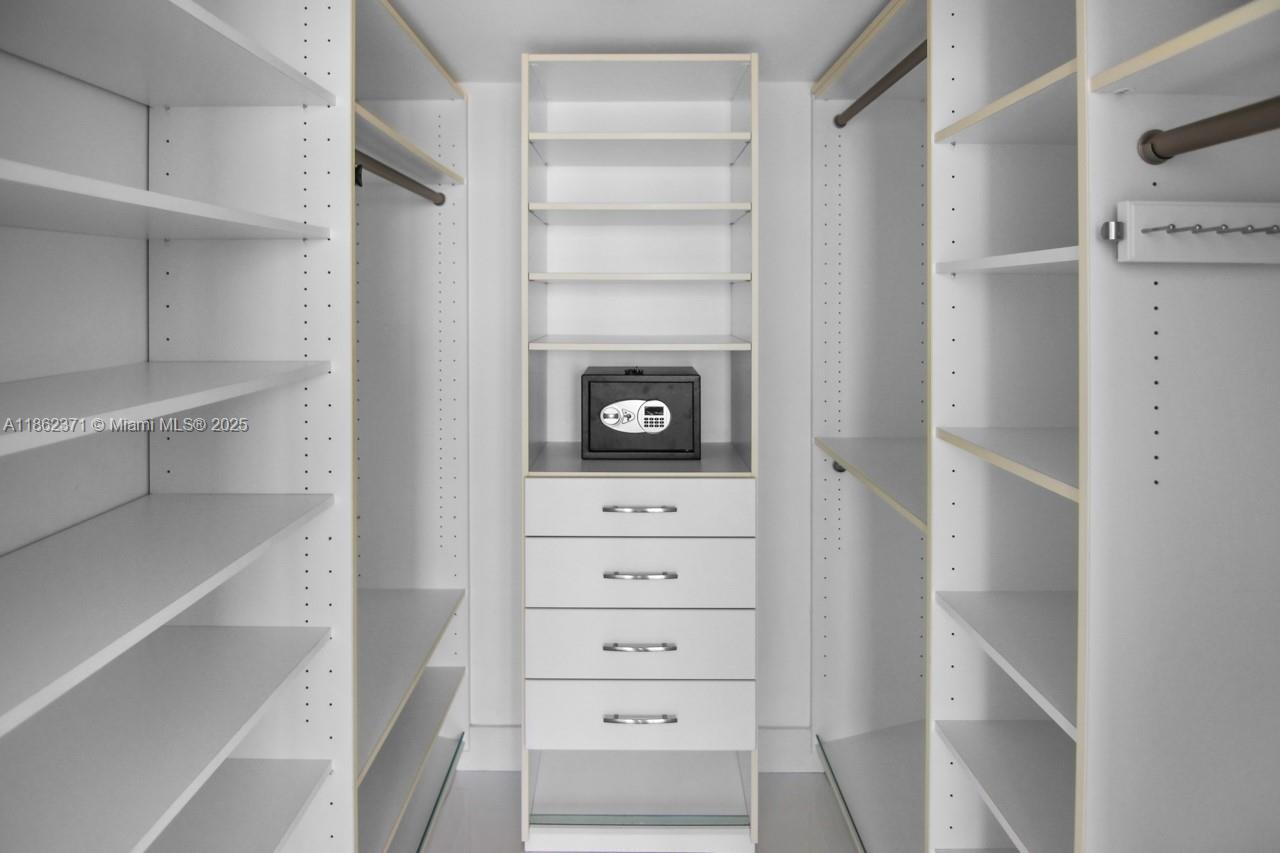 ICON BRICKELL NO TWO - Residential