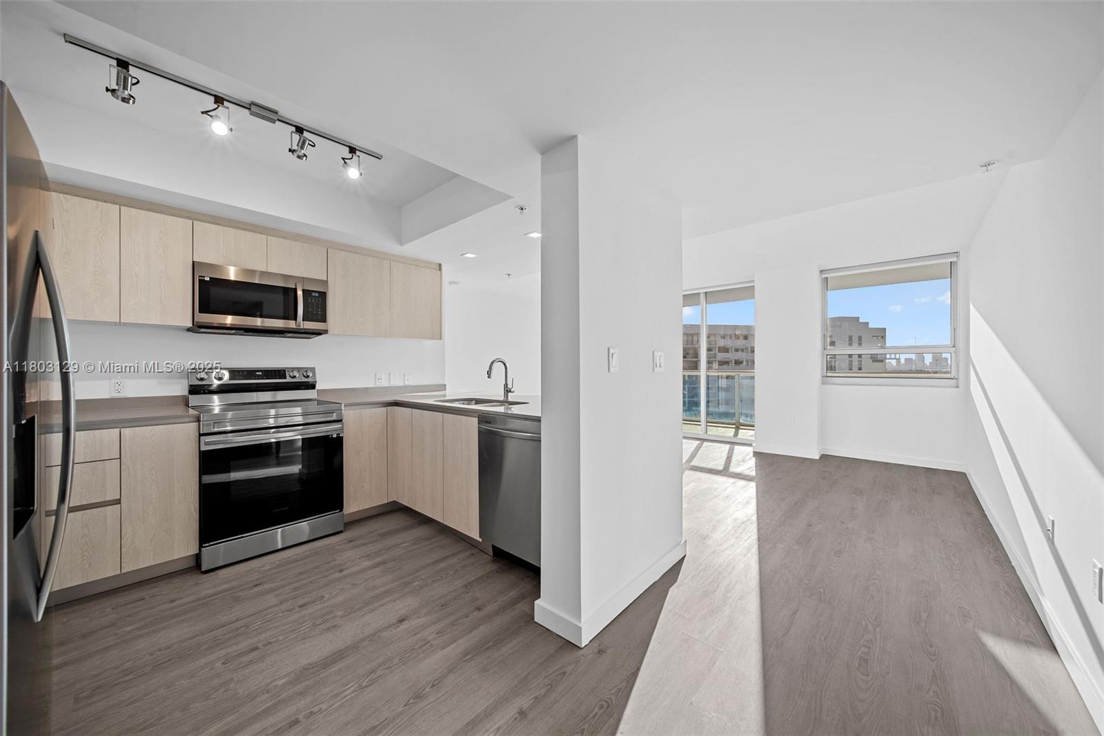 Rental Property at 1500 Bay Rd M-0427, Miami Beach, Miami-Dade County, Florida - Bedrooms: 2 
Bathrooms: 2  - $3,958 MO.
