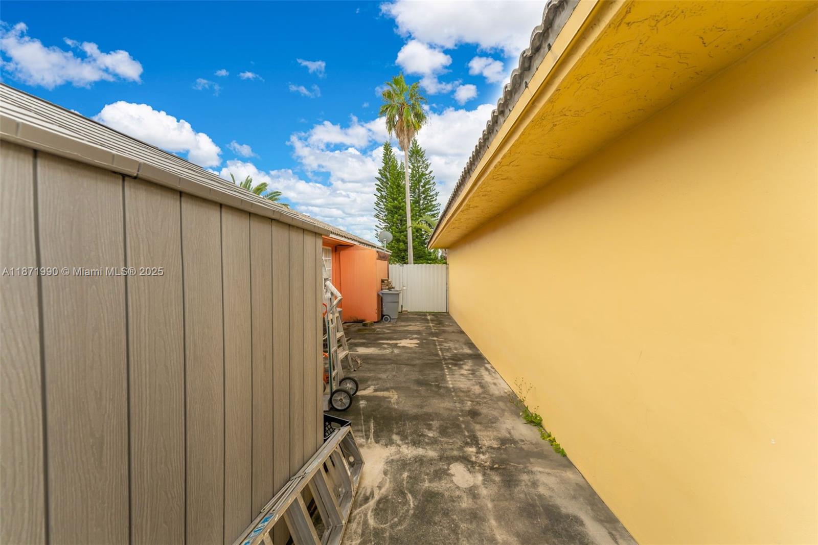 WEST GARDEN HOMES AT LAGO - Residential