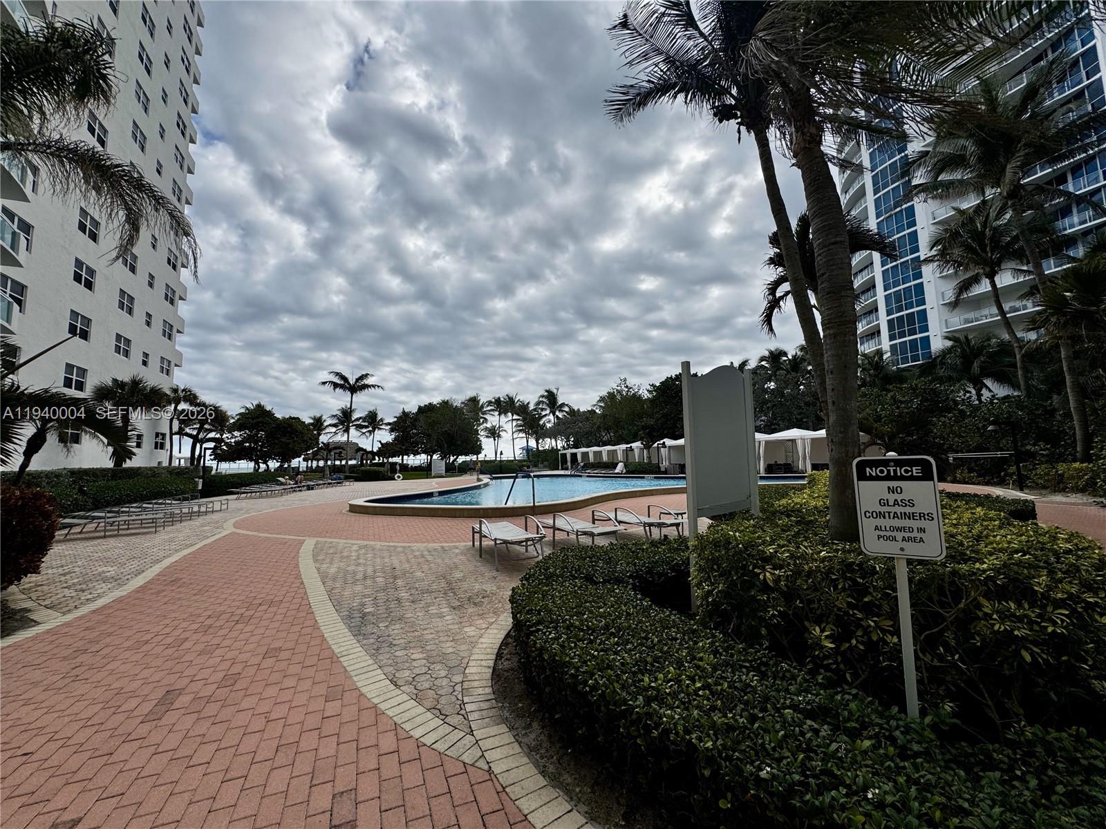 RESIDENCES ON HOLLYWOOD B - Residential Lease