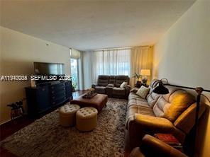 RESIDENCES ON HOLLYWOOD B - Residential Lease