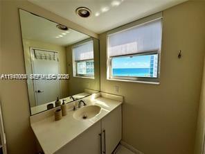 RESIDENCES ON HOLLYWOOD B - Residential Lease