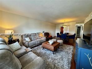 RESIDENCES ON HOLLYWOOD B - Residential Lease