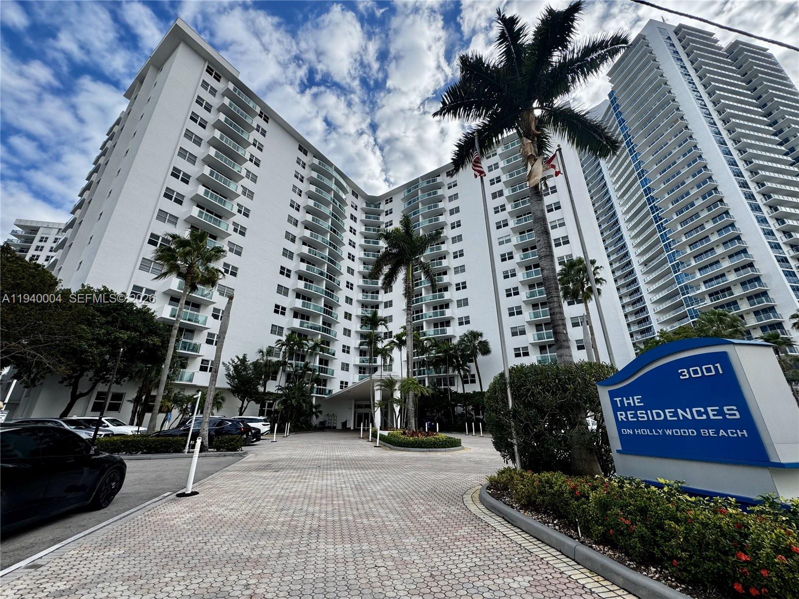 RESIDENCES ON HOLLYWOOD B - Residential Lease