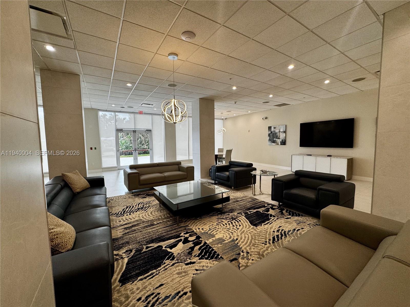 RESIDENCES ON HOLLYWOOD B - Residential Lease