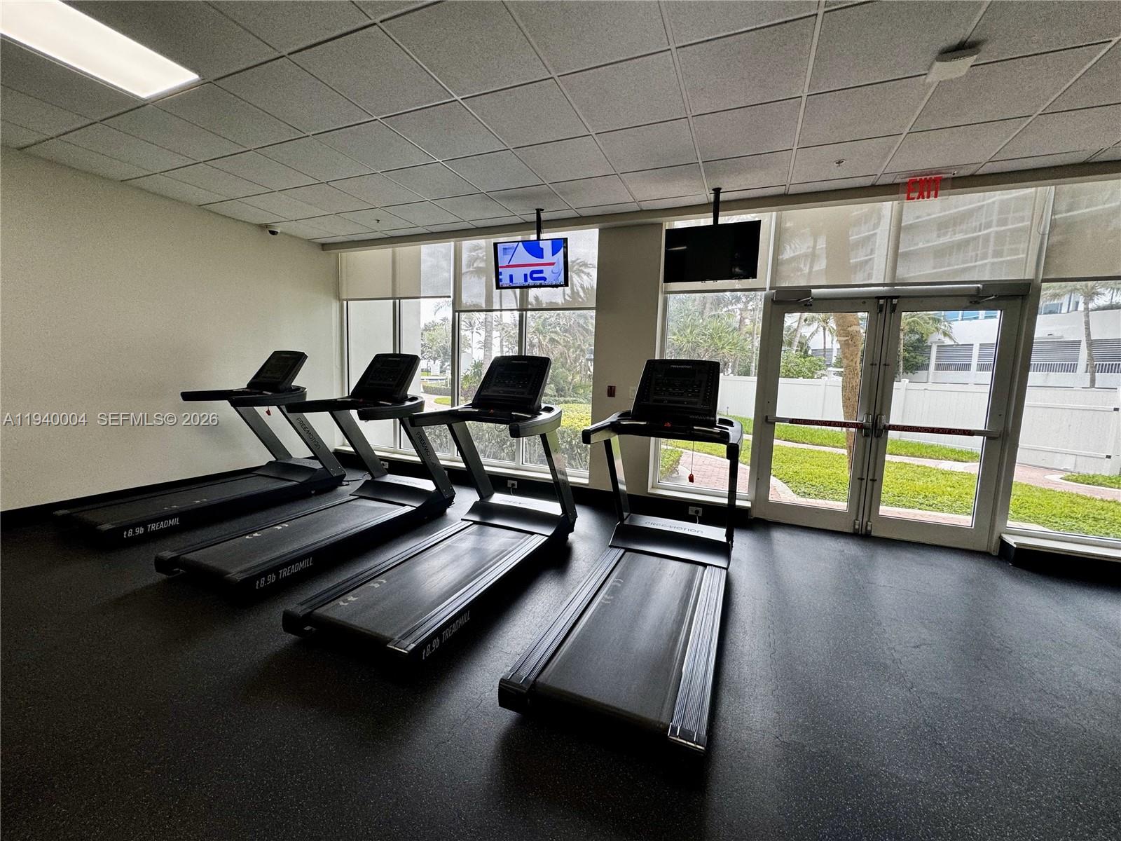 RESIDENCES ON HOLLYWOOD B - Residential Lease