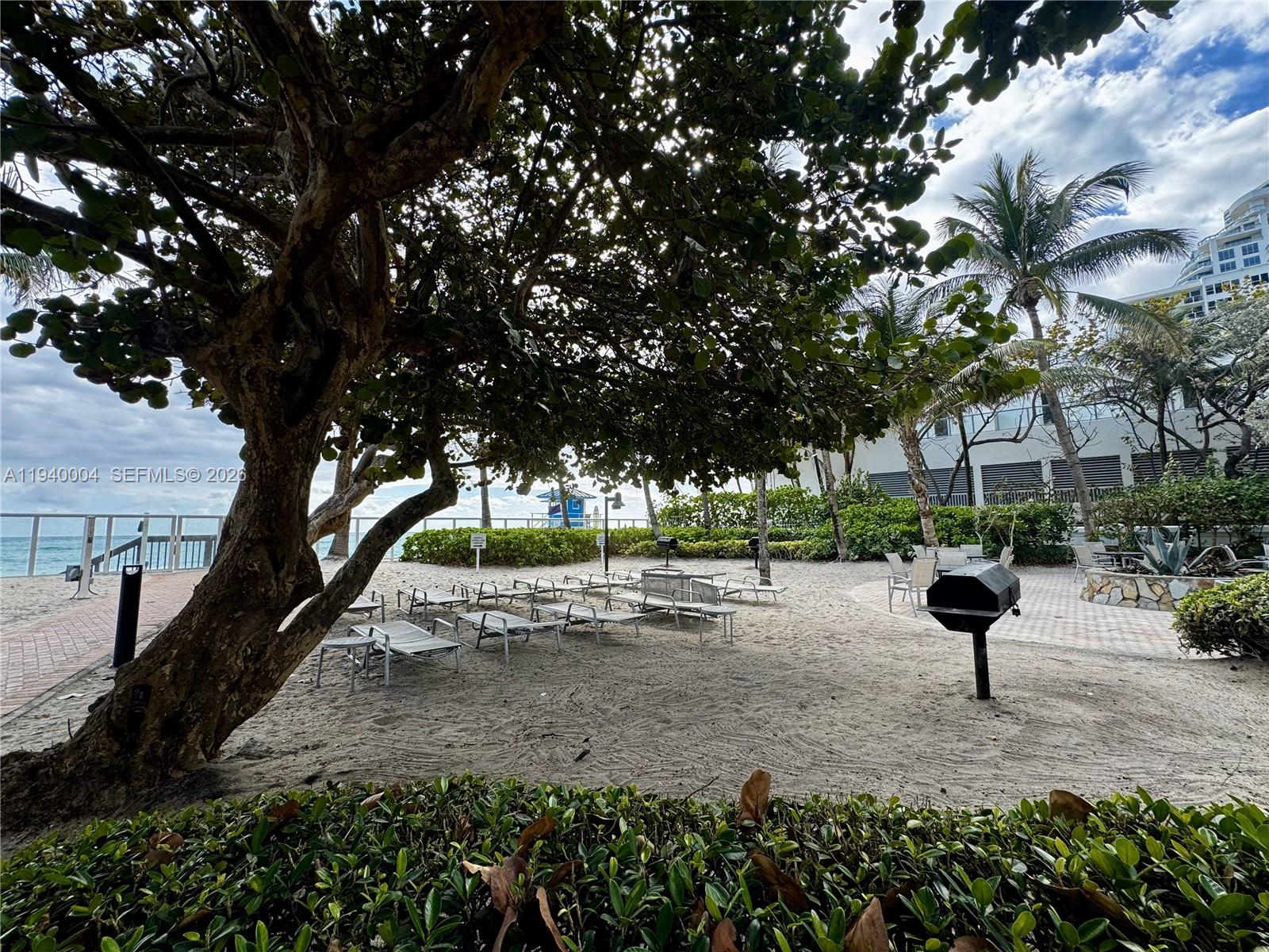 RESIDENCES ON HOLLYWOOD B - Residential Lease