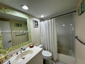 RESIDENCES ON HOLLYWOOD B - Residential Lease