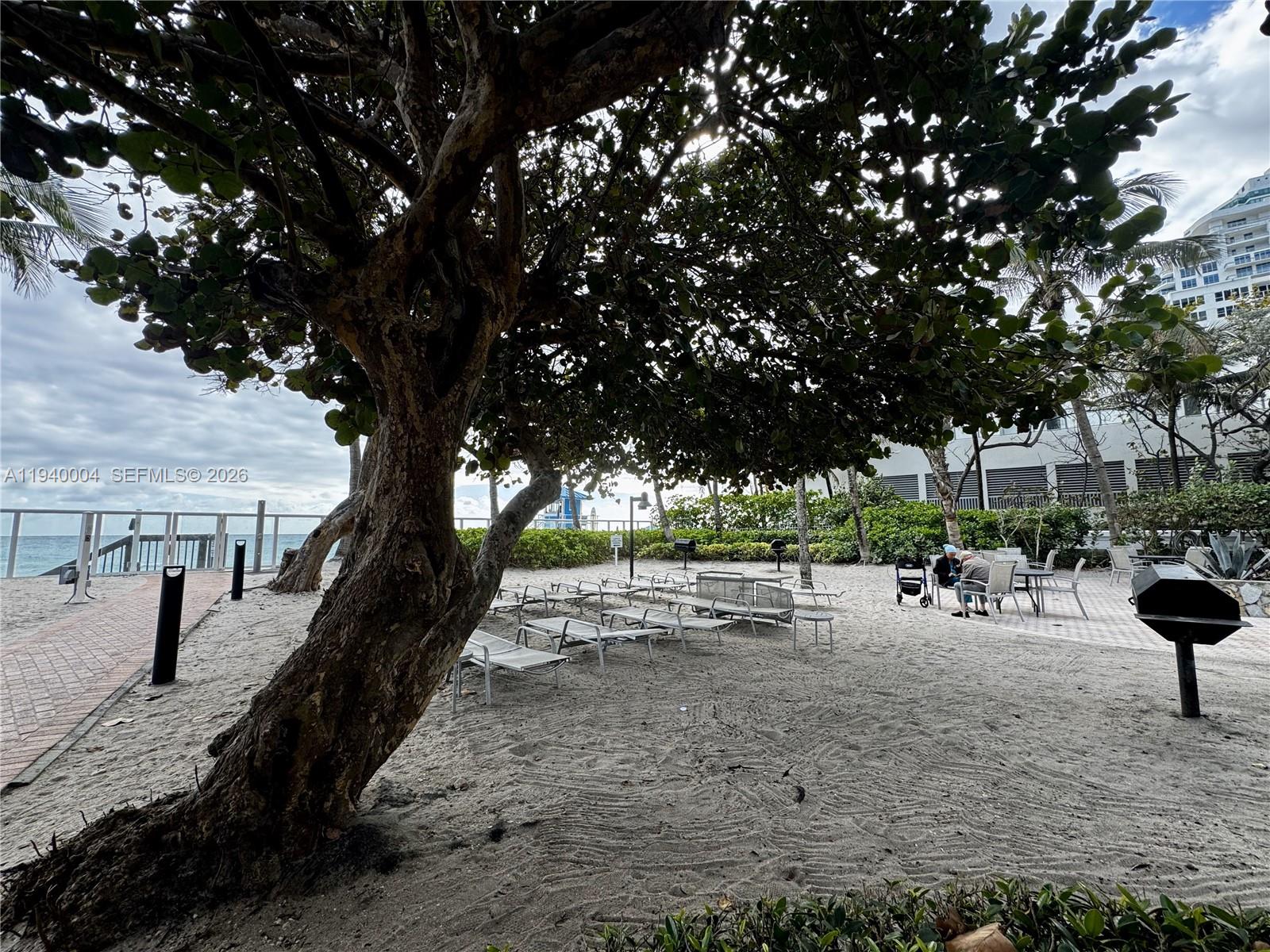 RESIDENCES ON HOLLYWOOD B - Residential Lease