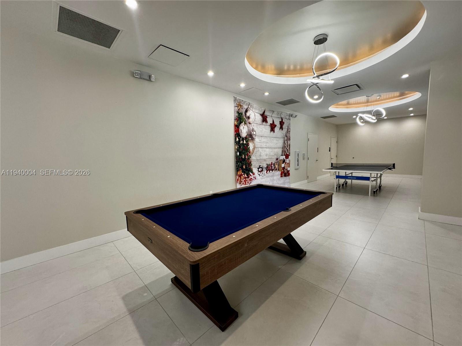 RESIDENCES ON HOLLYWOOD B - Residential Lease