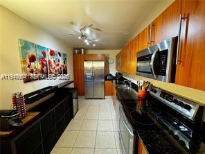 RESIDENCES ON HOLLYWOOD B - Residential Lease