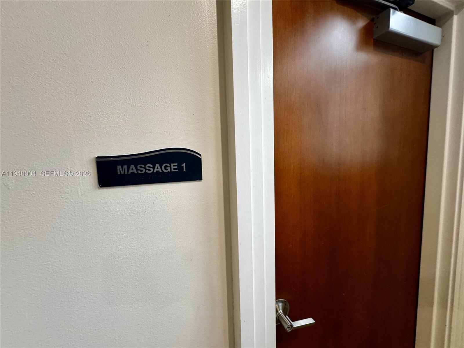 RESIDENCES ON HOLLYWOOD B - Residential Lease