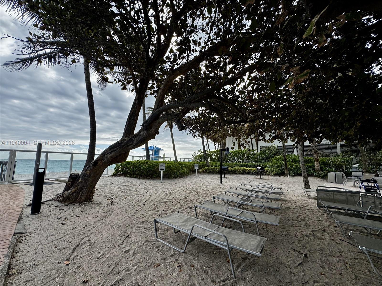 RESIDENCES ON HOLLYWOOD B - Residential Lease