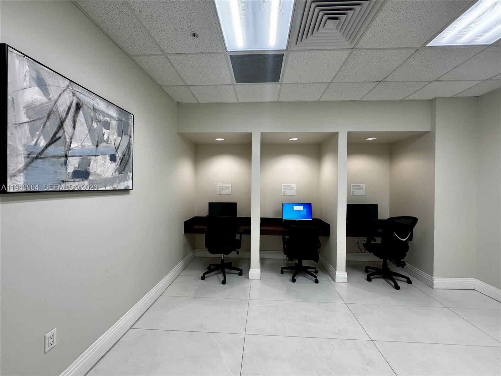 RESIDENCES ON HOLLYWOOD B - Residential Lease