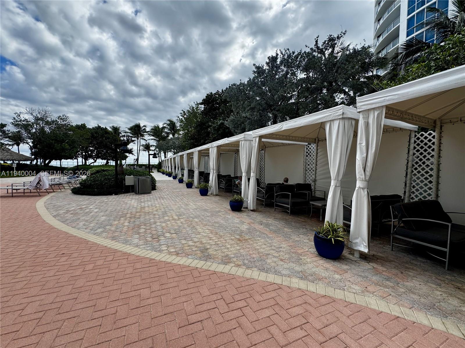 RESIDENCES ON HOLLYWOOD B - Residential Lease