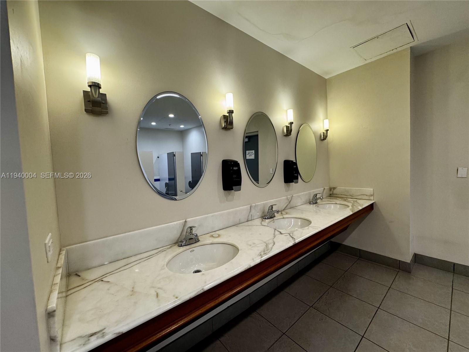 RESIDENCES ON HOLLYWOOD B - Residential Lease