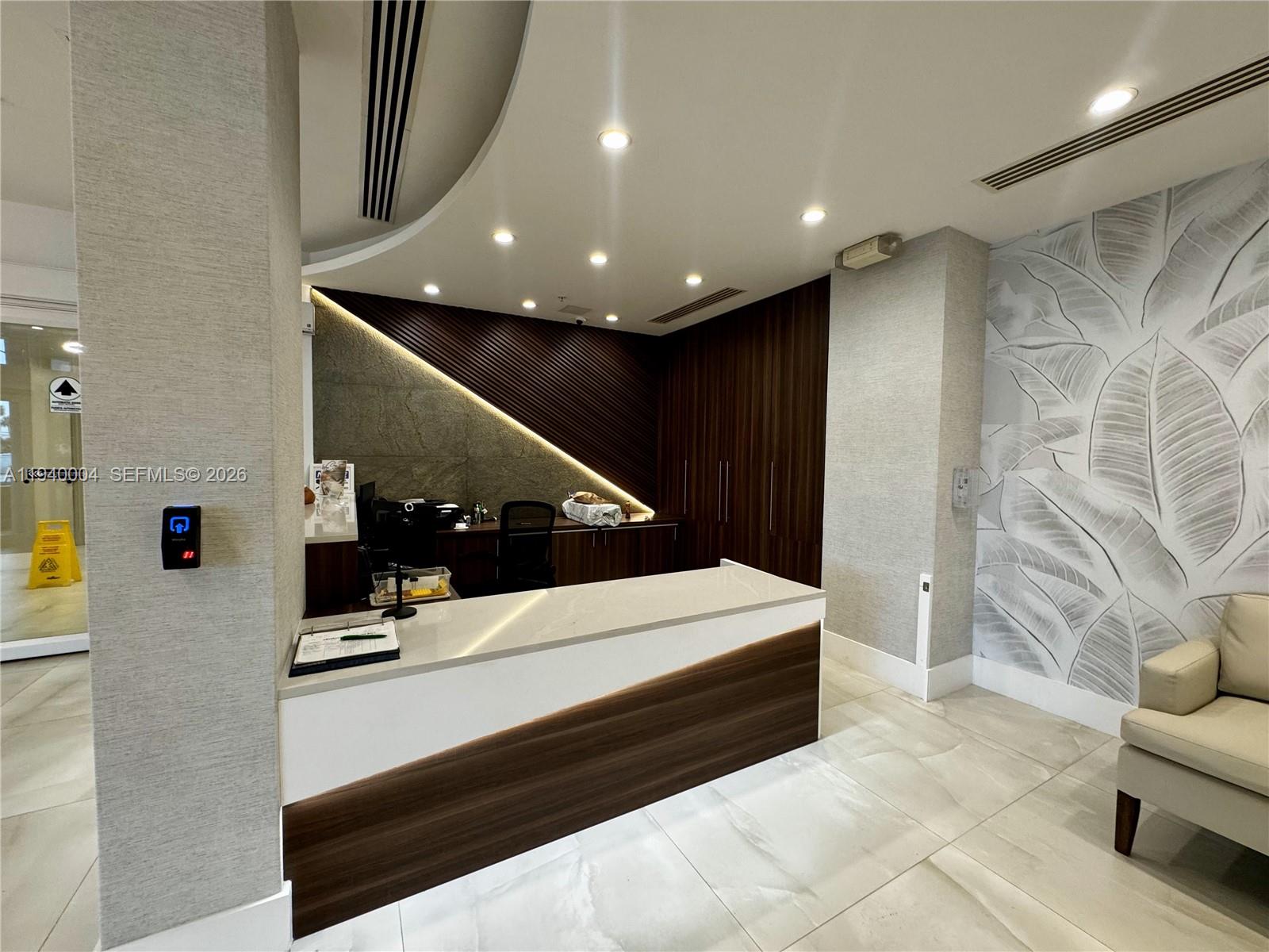 RESIDENCES ON HOLLYWOOD B - Residential Lease