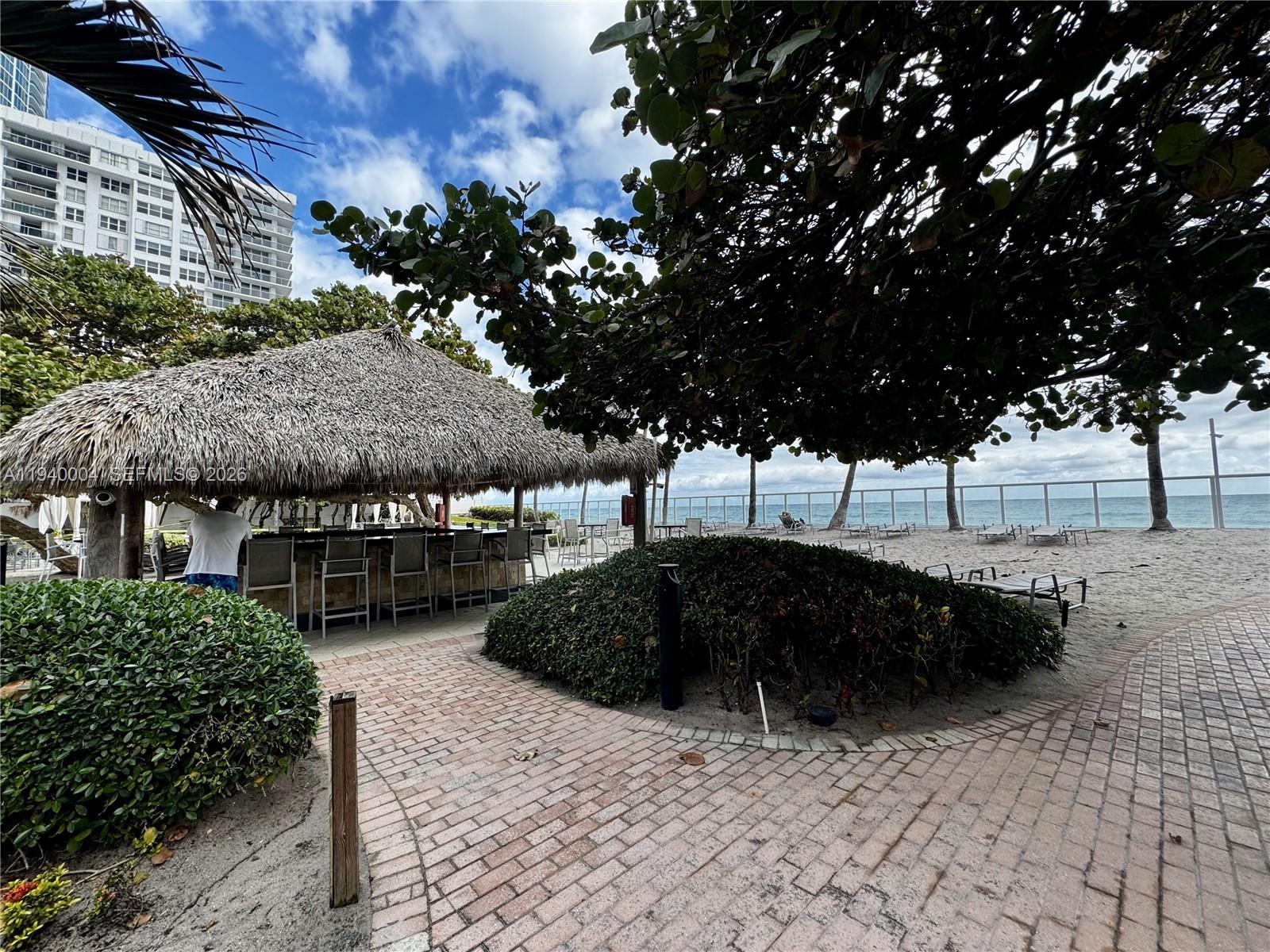 RESIDENCES ON HOLLYWOOD B - Residential Lease