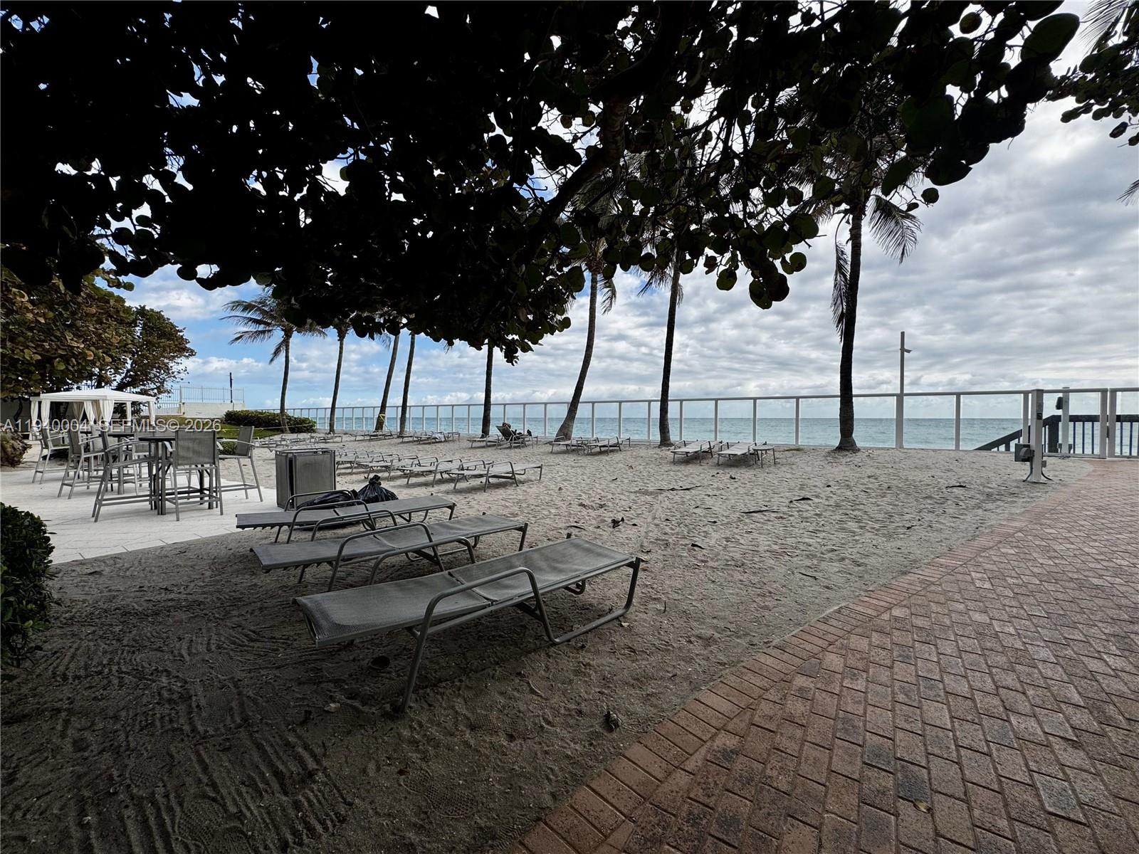 RESIDENCES ON HOLLYWOOD B - Residential Lease