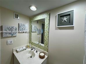 RESIDENCES ON HOLLYWOOD B - Residential Lease