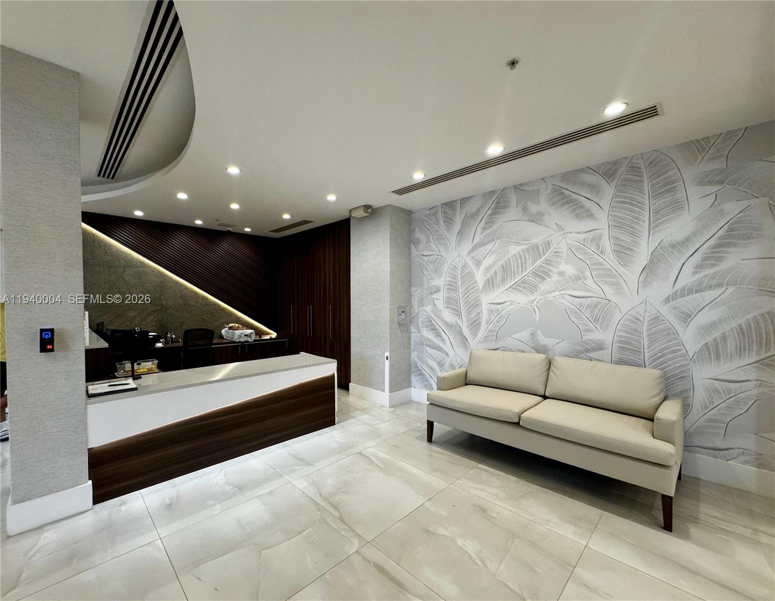 RESIDENCES ON HOLLYWOOD B - Residential Lease