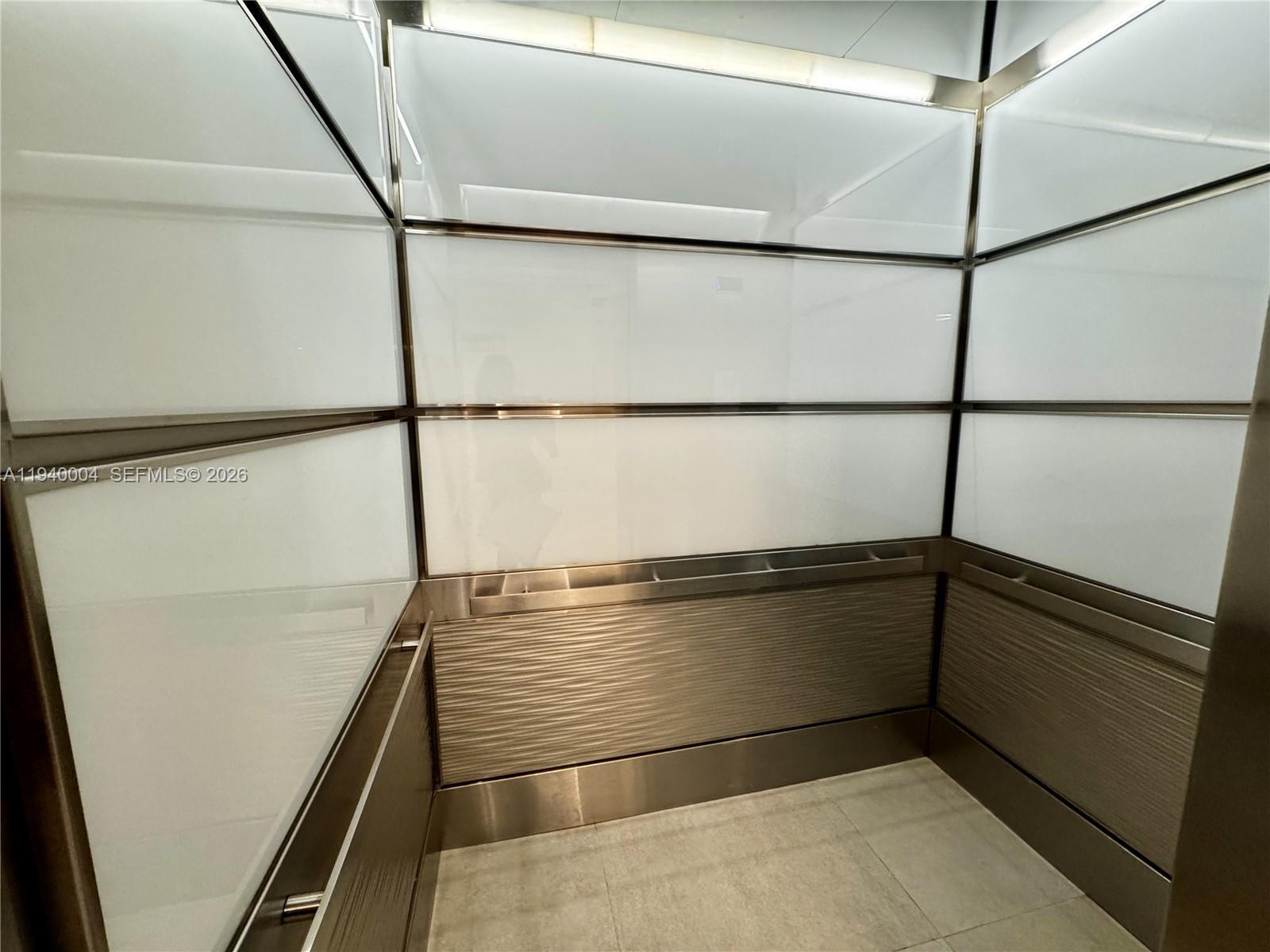 RESIDENCES ON HOLLYWOOD B - Residential Lease