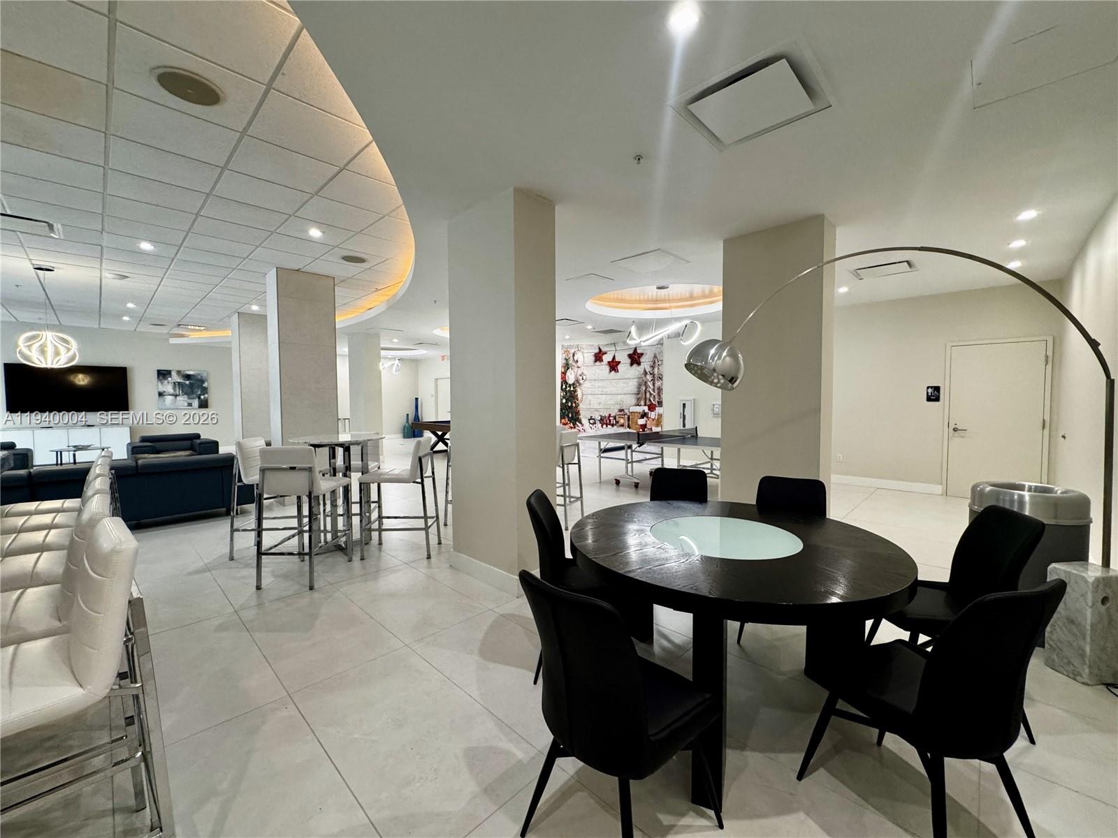 RESIDENCES ON HOLLYWOOD B - Residential Lease