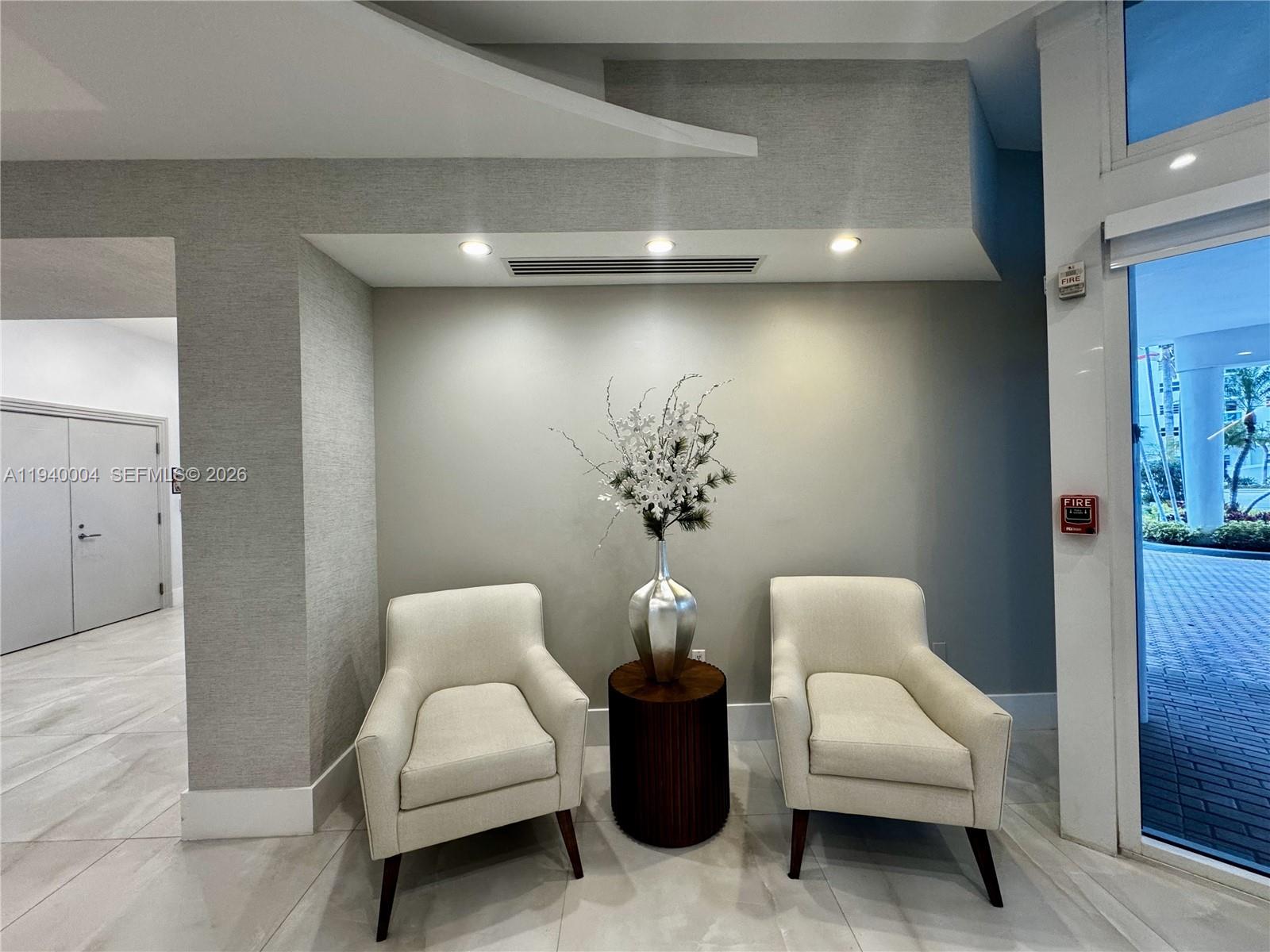 RESIDENCES ON HOLLYWOOD B - Residential Lease