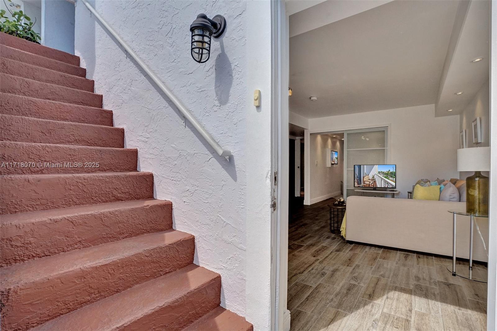 HOLLYWOOD BEACH - Residential Income
