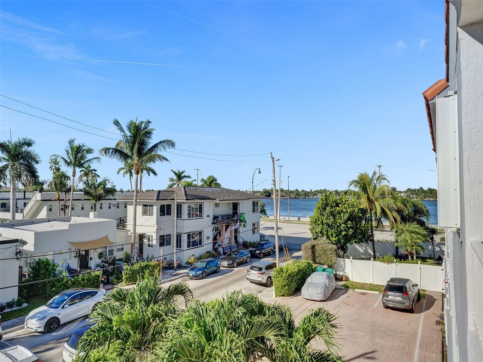 HOLLYWOOD BEACH - Residential Income