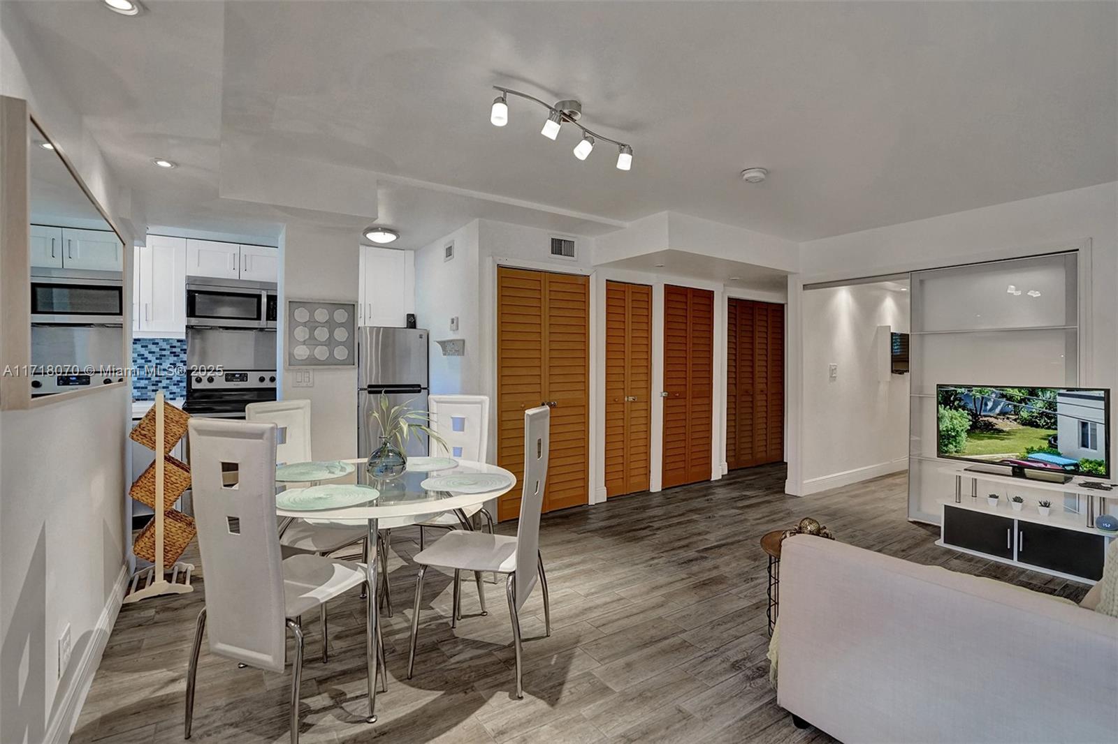 HOLLYWOOD BEACH - Residential Income
