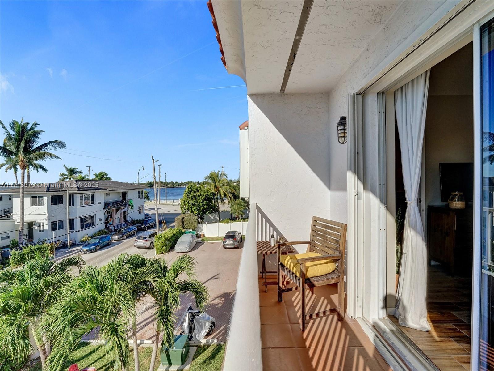 HOLLYWOOD BEACH - Residential Income