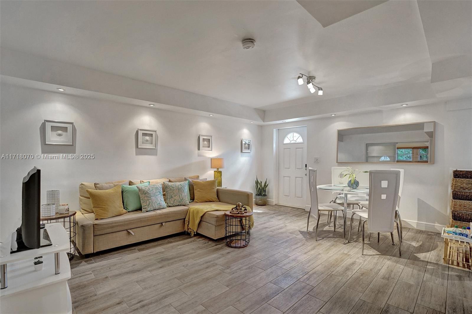 HOLLYWOOD BEACH - Residential Income