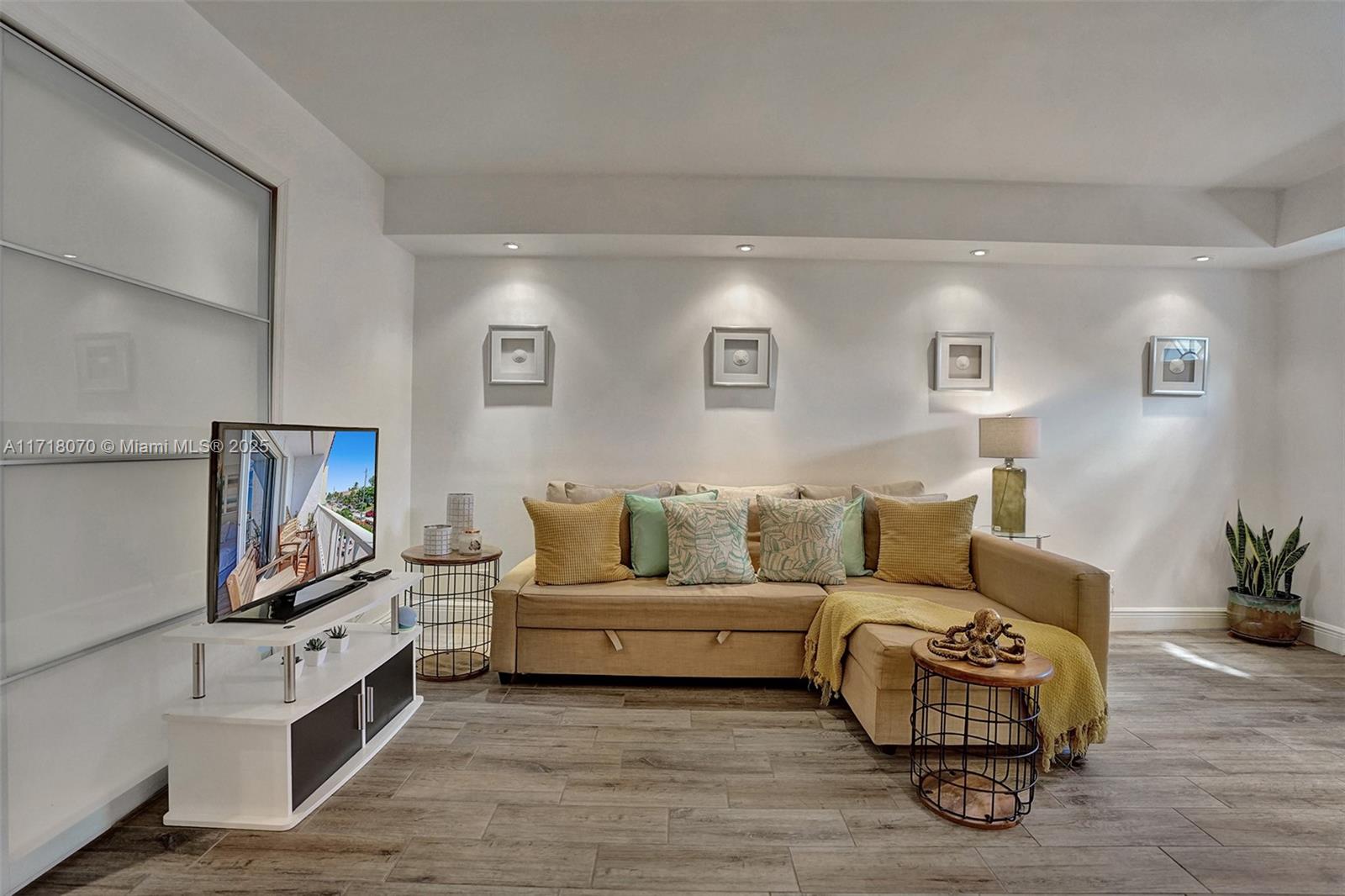 HOLLYWOOD BEACH - Residential Income