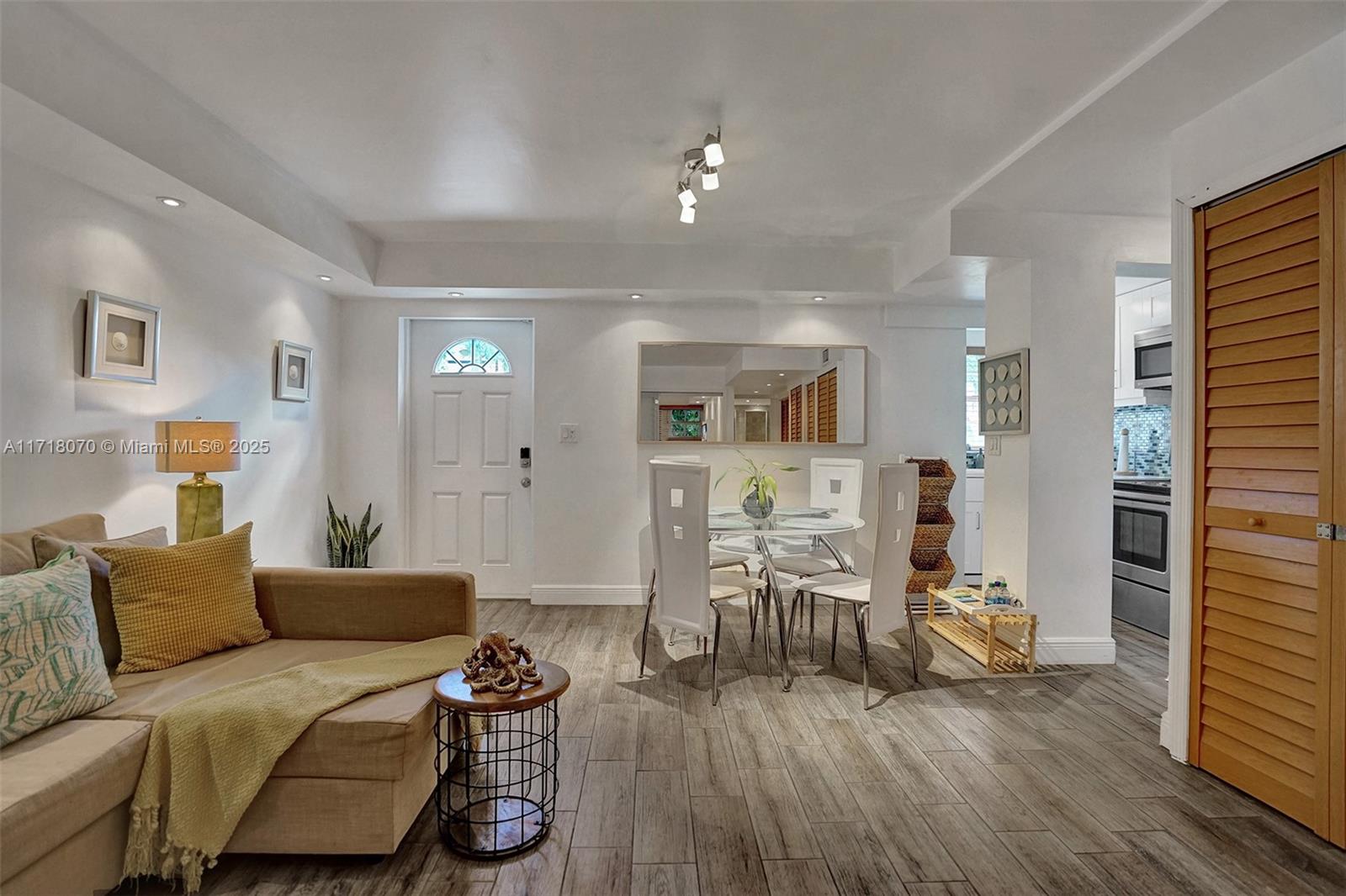 HOLLYWOOD BEACH - Residential Income