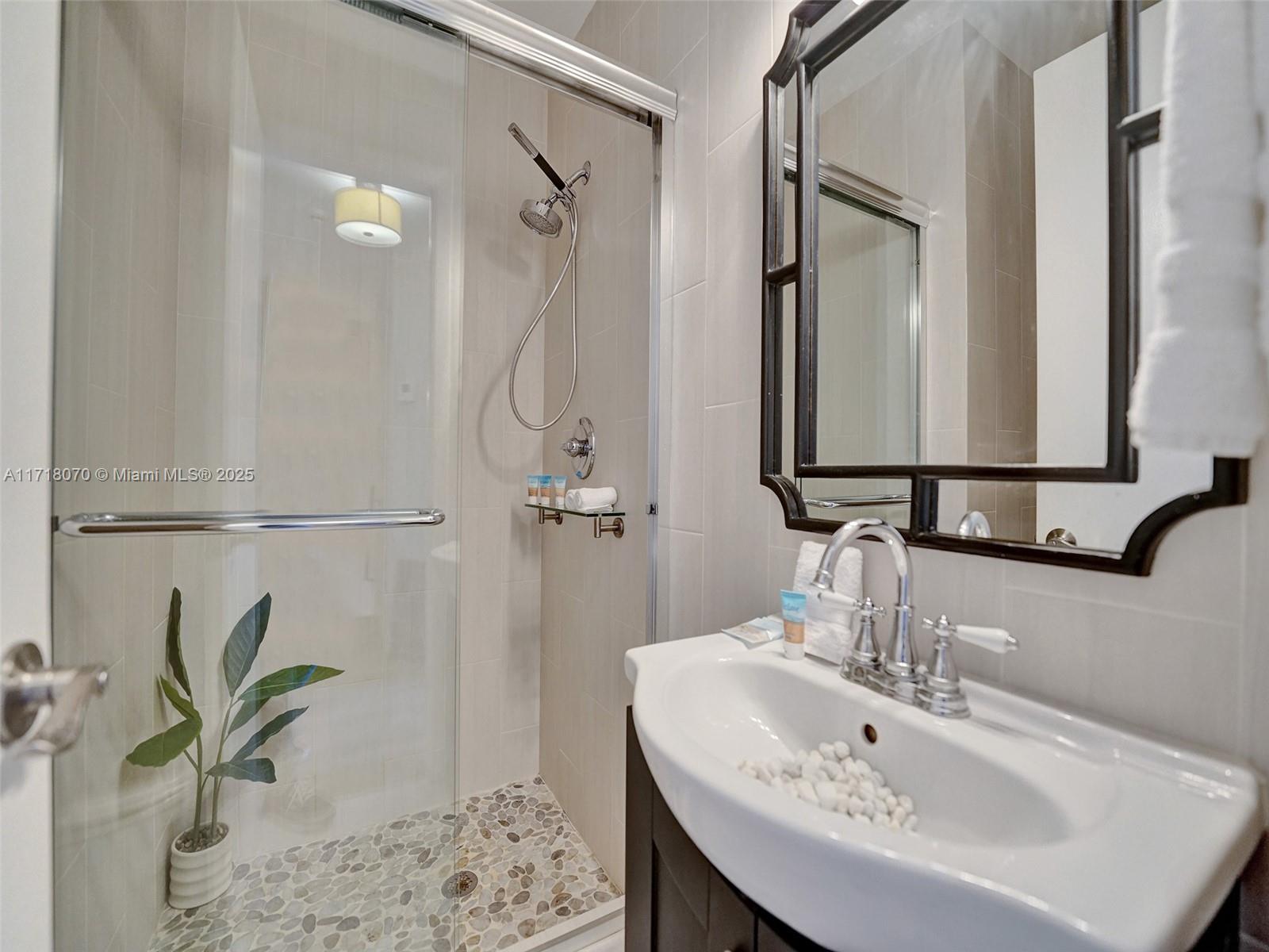 HOLLYWOOD BEACH - Residential Income