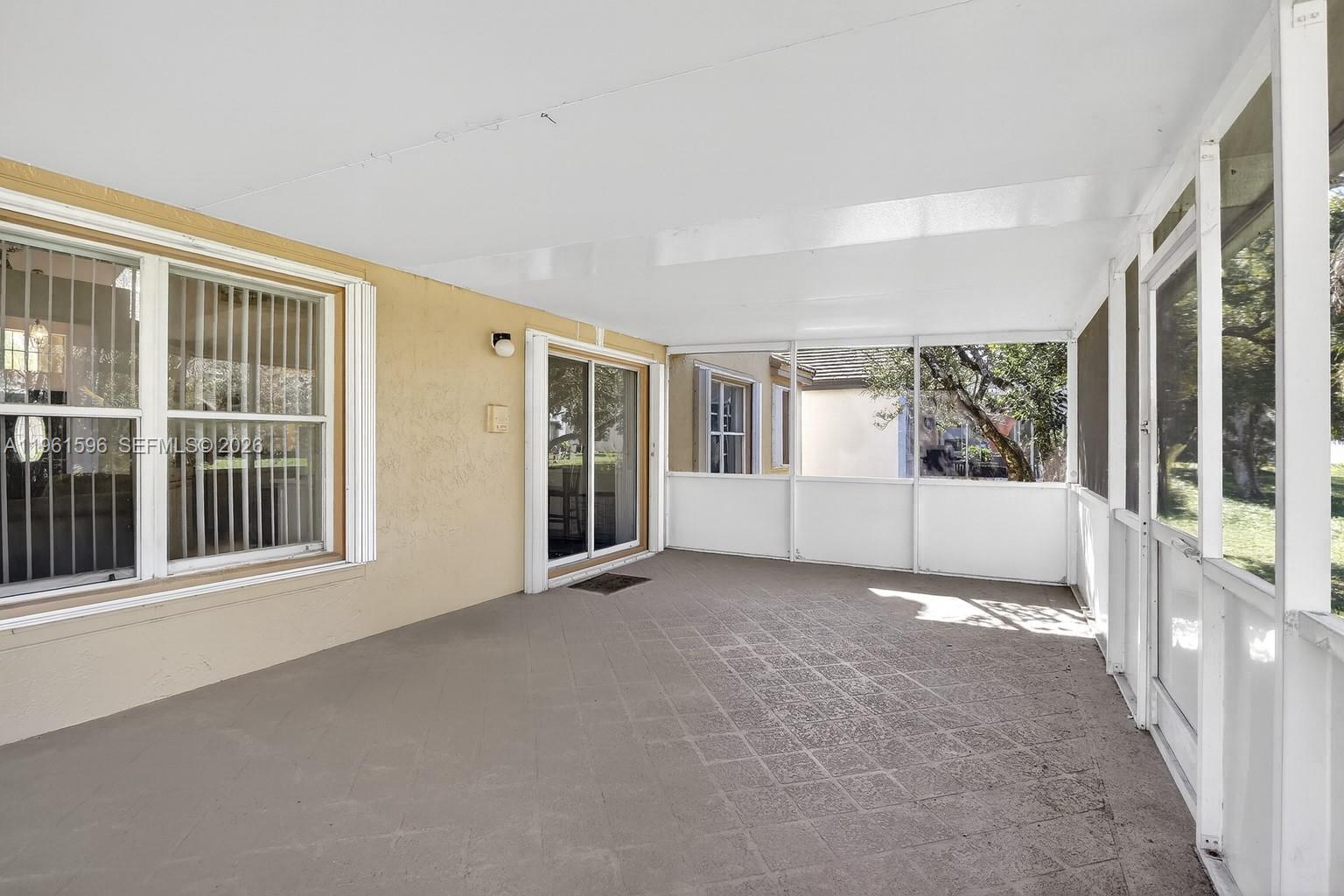 EMBASSY LAKES - Residential