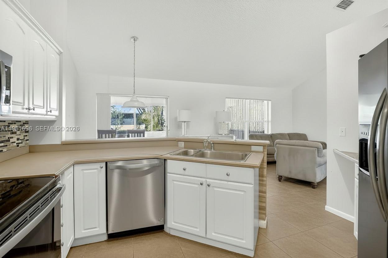 EMBASSY LAKES - Residential