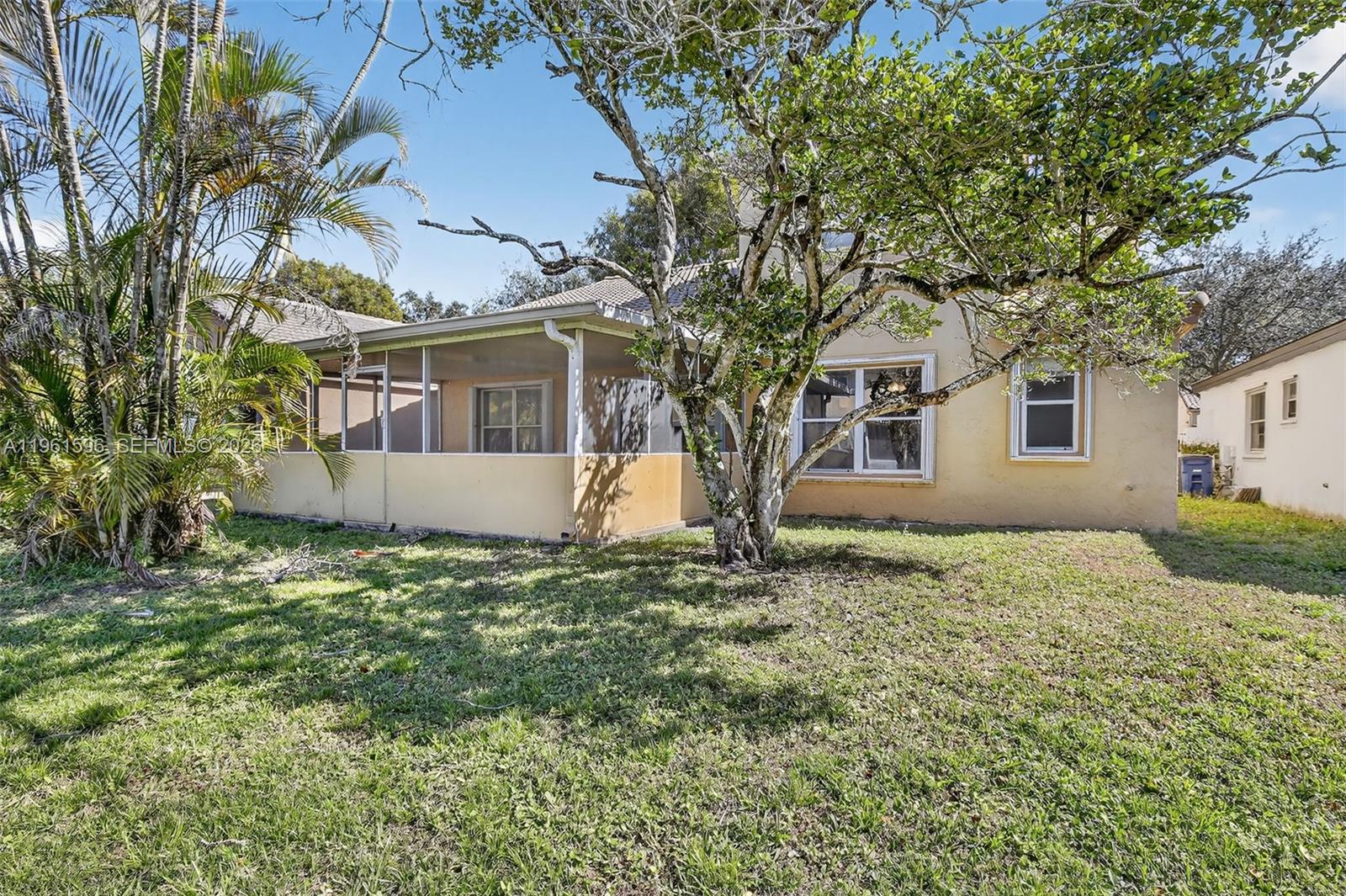 EMBASSY LAKES - Residential