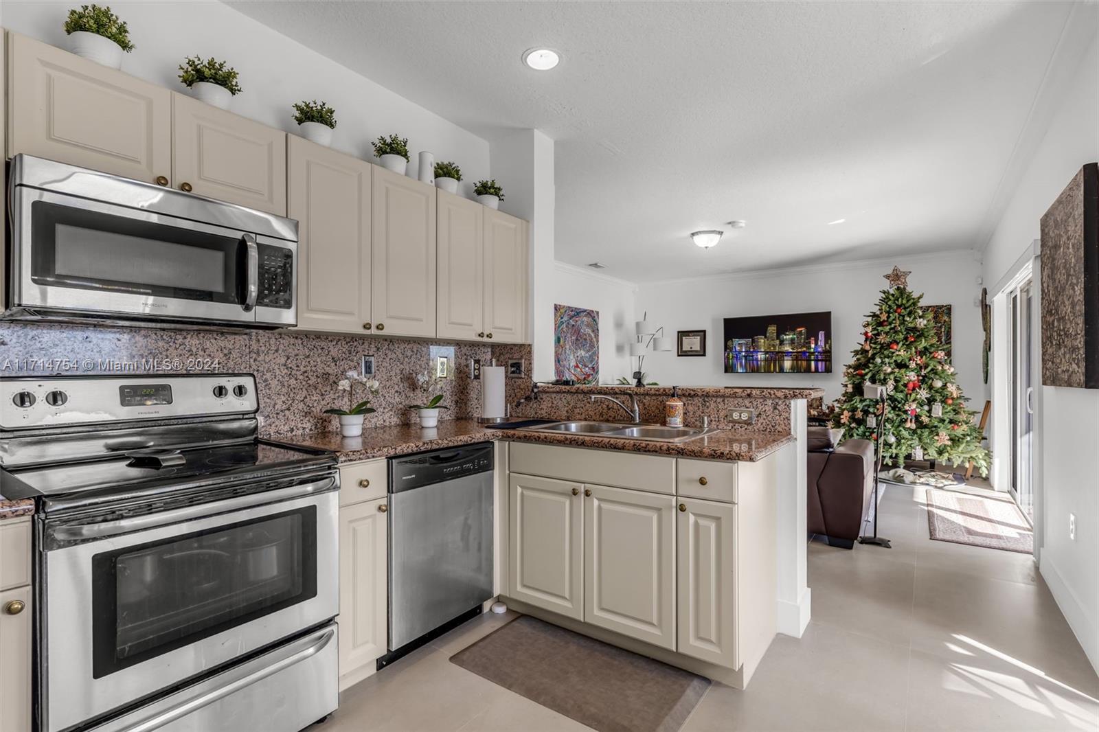 TWIN LAKE SHORES EAST - Residential