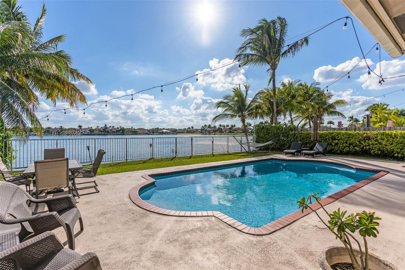 TWIN LAKE SHORES EAST - Residential
