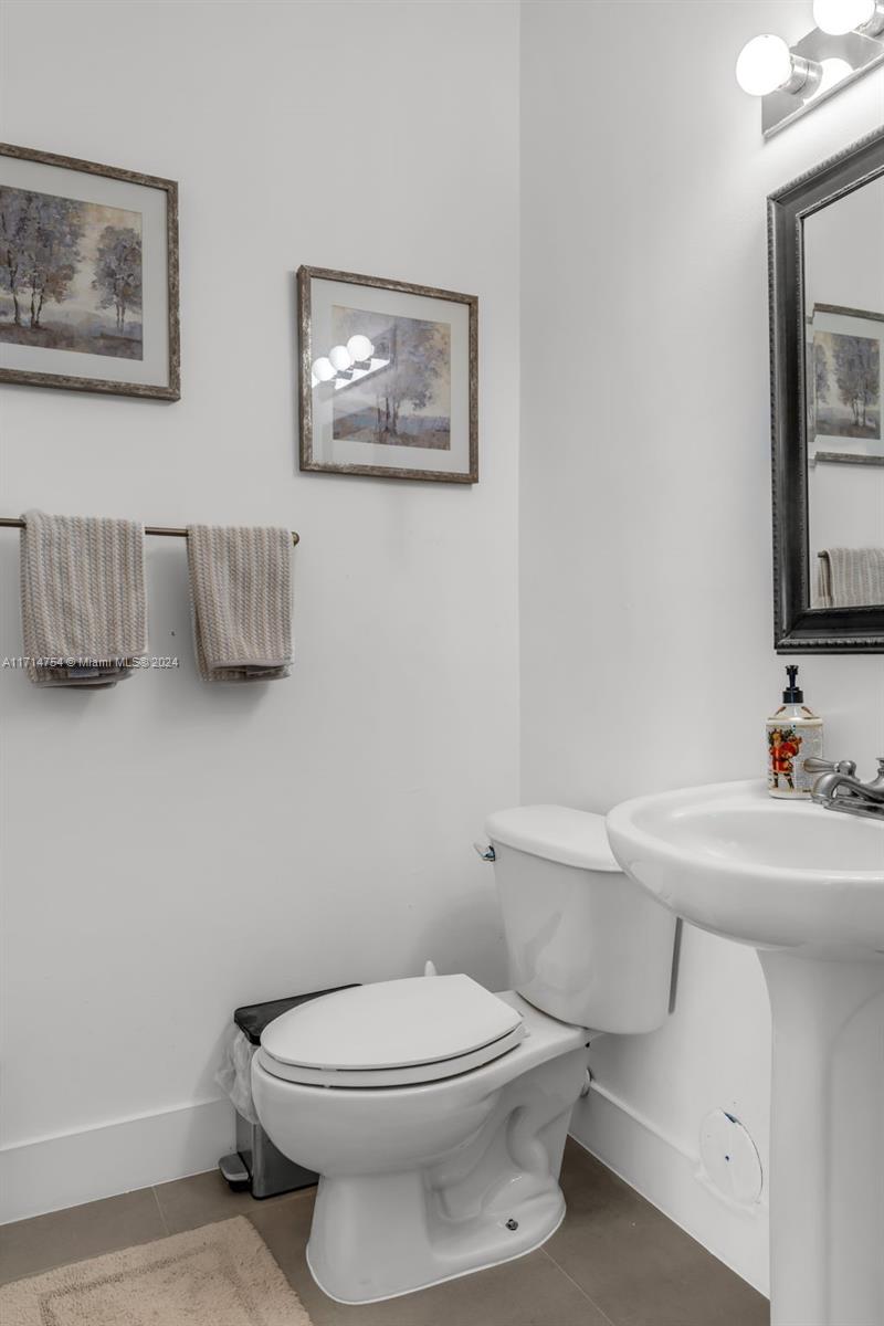 TWIN LAKE SHORES EAST - Residential