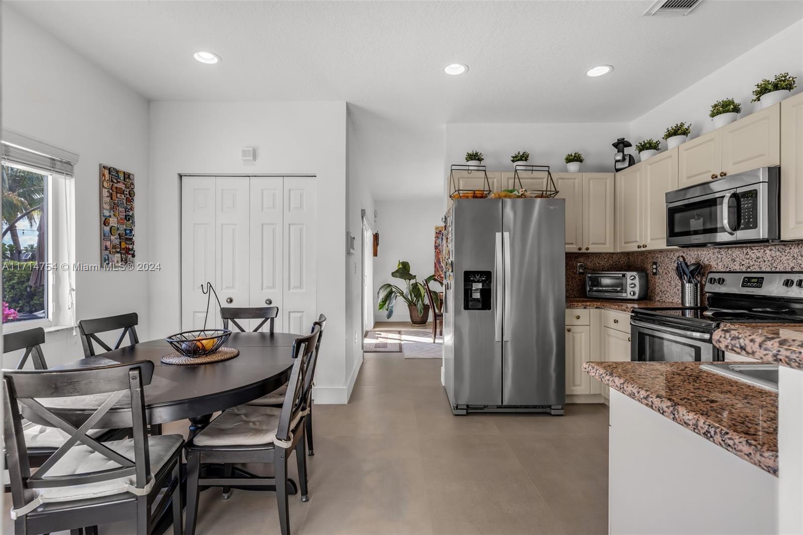 TWIN LAKE SHORES EAST - Residential