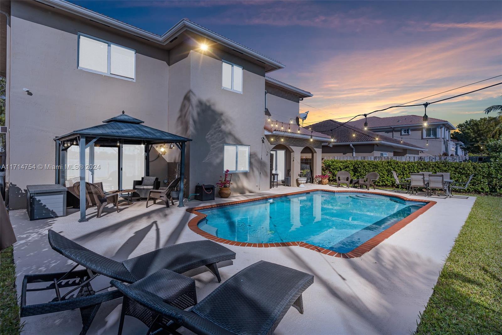 TWIN LAKE SHORES EAST - Residential