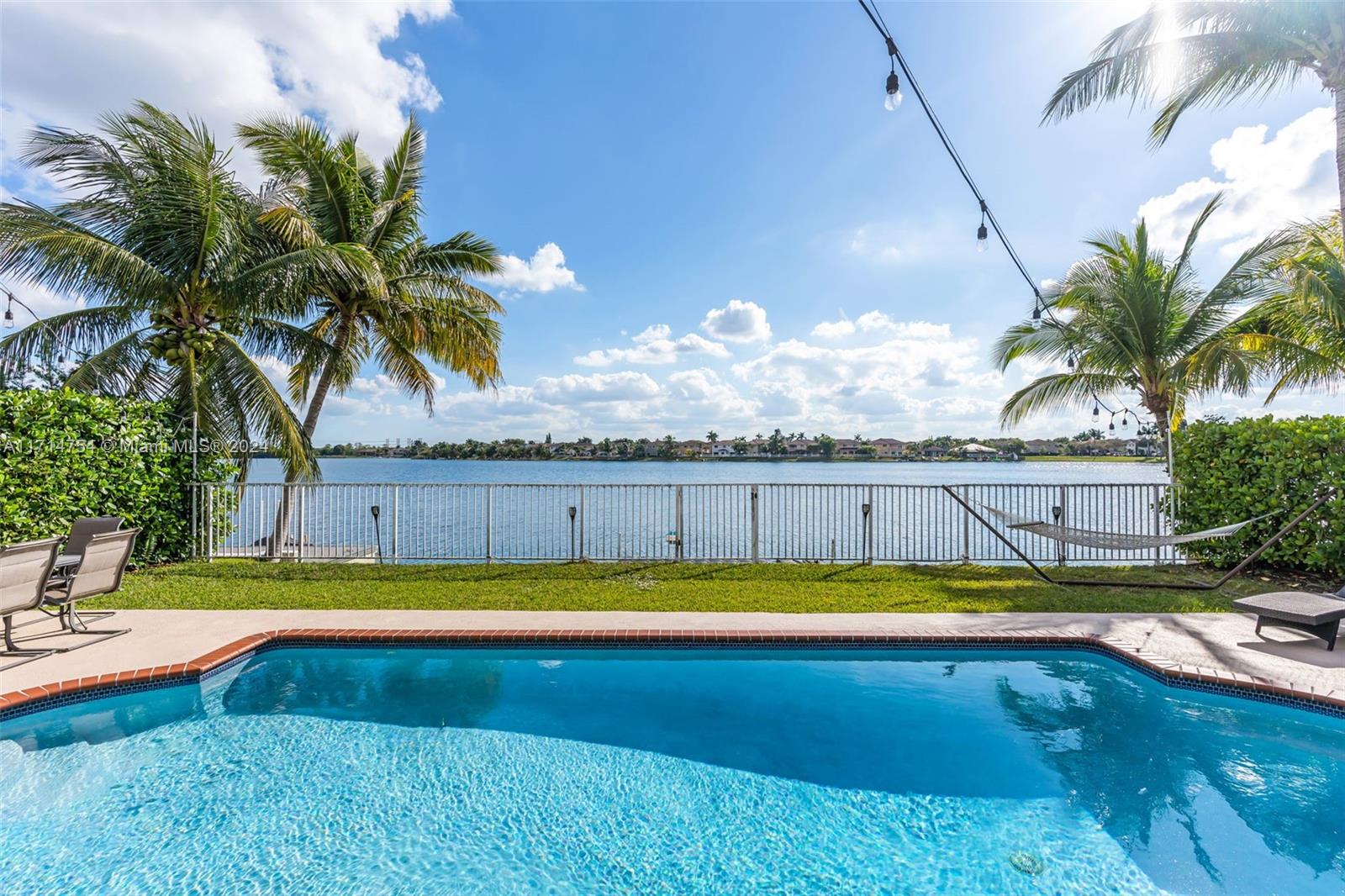 TWIN LAKE SHORES EAST - Residential