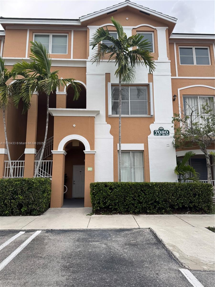 7080 Nw 177th St 208-13, Hialeah, Miami-Dade County, Florida - 2 Bedrooms  
3 Bathrooms - 