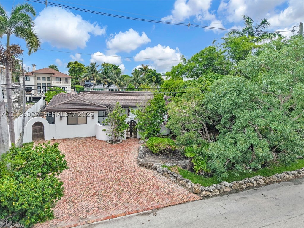 Photo of 2311 Delmar Pl, Fort Lauderdale, FL 33301 (MLS # A12033027)