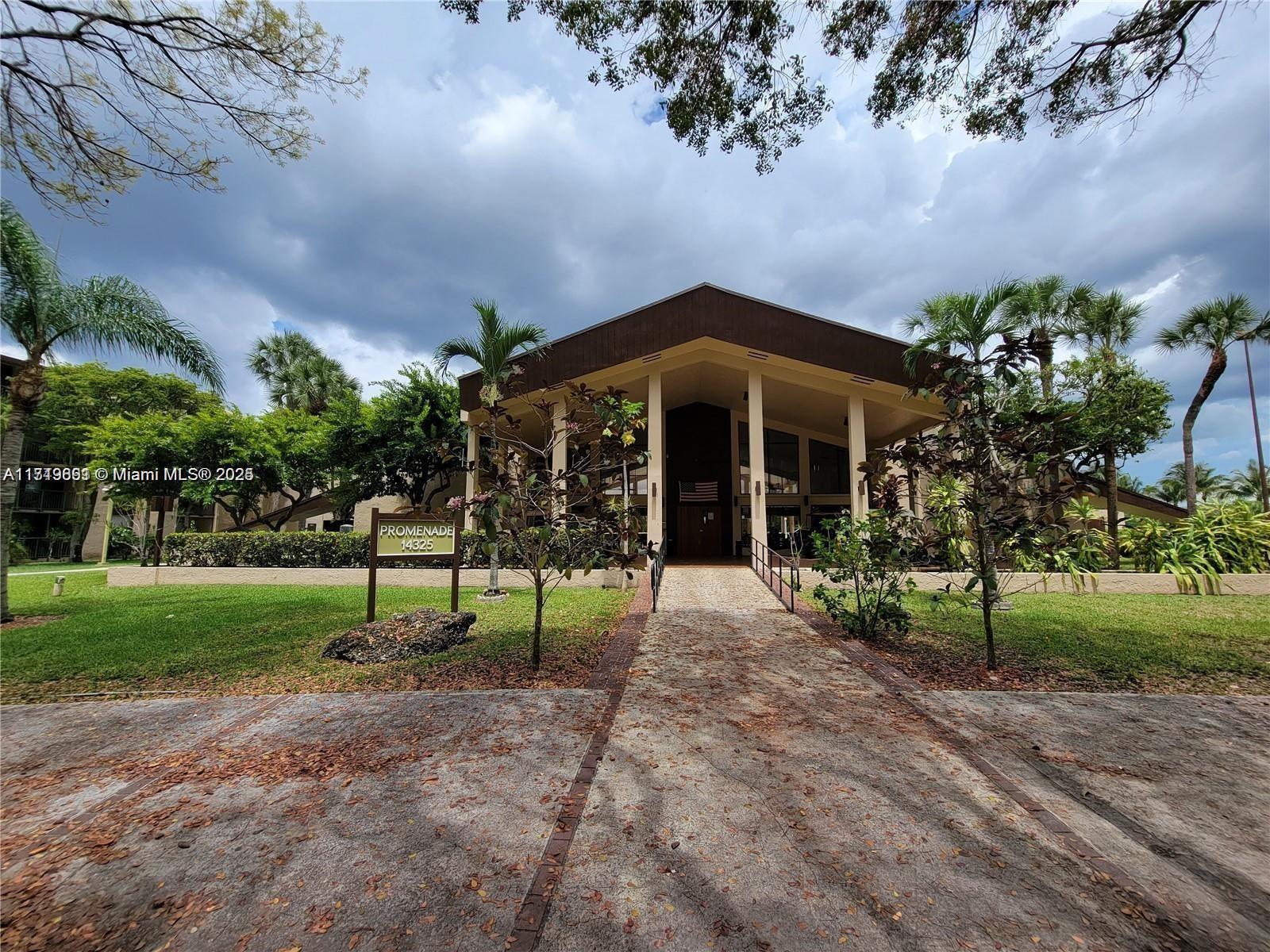 Beautiful, Cozy and spacious 1-bedroom, 1-bathroom apartment The unit also has a washer & dryer. Don't miss
this amazing opportunity to live a resort-like lifestyle at the gated community of Promenade at Kendall Lakes. 1
Assigned parking space. Located on the 3rd floor with convenient elevator access, it is centrally situated near
schools, shopping, & restaurants. Community offers plenty of amenities, a clubhouse, two pools, a tennis court,
and security.