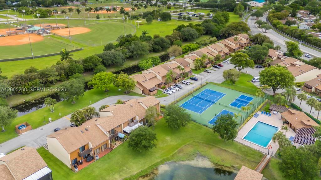 PINE ISLAND LAKES TOWNHOM - Residential